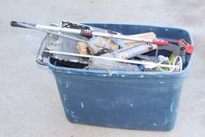 lot 125 image: TOTE OF MISC PAINTING TOOLS