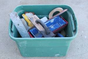 lot 126 image: TOTE OF SCRAPPER TROWELS AND MORE SEE PICS