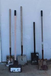 lot 138 image: 5 PC FLOOR SCRAPPERS AND SQUARE POINT SHOVELS