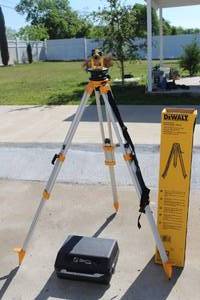 lot 142 image: DEWALT SITE PRO TL20X WITH HEVAY DUTY CONSTRUCTION TRIPOD DW0737