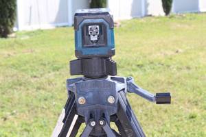 lot 143 image: METER INFARED LASER LEVEL WITH SLIK 504QF TRIPOD