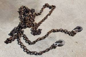 lot 145 image: HEVAY DUTY TOWLIFT CHAIN WITH HOOKS