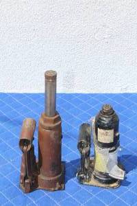 lot 162 image: 2 BOTTLE JACKS 2 TON