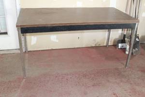 lot 168 image: 5FT X 29 X 30 TALL WOOD TOP TABLE WITH METAL LEGS