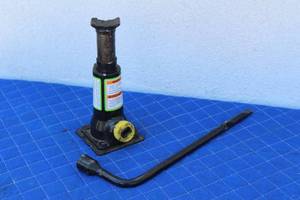 lot 178 image: SPARE TIRE JACK