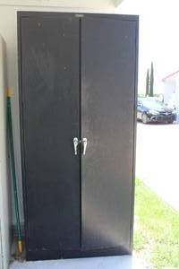 lot 180 image: TENNSCO 2 DOOR METAL CABINET