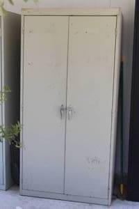 lot 181 image: HON 2 DOOR 3 SHELF METAL CABINET CONTENTS NOT INCLUDED