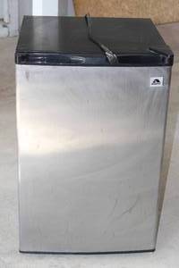 lot 186 image: IGLOO FR455 MINI REFRIGERATOR