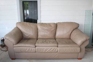 lot 190 image: GENIUNE LEATHER SOFA