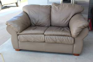 lot 192 image: GENIUNE LEATHER LOVE SEAT