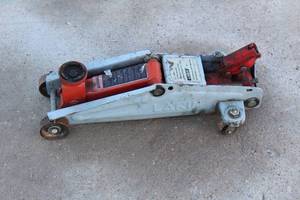 lot 206 image: LARIN 2 TON HYDRAULIC FLOOR JACK