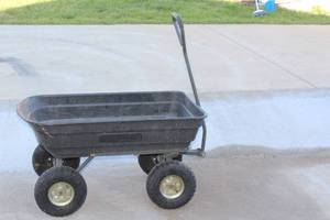 lot 214 image: YARD CART WITH HANDLE