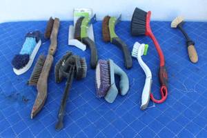 lot 216 image: 10 ASSORTED CLEANING BRUSHES STELL AND NYLON BRISTLES