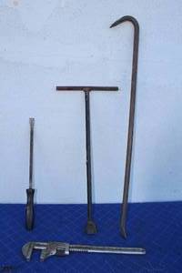 lot 229 image: 4 TOOLS CROW BAR, WATER VALVE KEY, LARGE SCREW DRIVER AND WRENCH