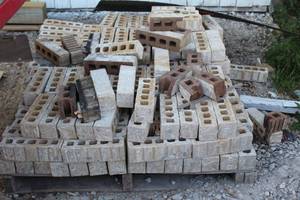 lot 236 image: GERNEROUS AMOUNT OF BRICKS