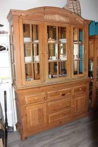lot 240 image: BROYHILL FONTANA CHINA CABINETHUTCH