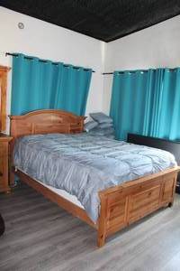 lot 242 image: BROYHILL FONTANA QUEEN HDBD FTBD SIDE RAILS MATTRESS NOT INCLUDED