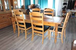 lot 245 image: BROYHILL FONTANA DINING TABLE WITH 6 CHAIRS 2 CAPT CHAIRS 7FT LONG WITH EXTENTIONS