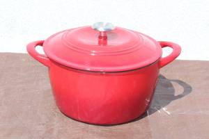 lot 253 image: TRAMONTINA RED 7QT CAST IRON POT WITH LID