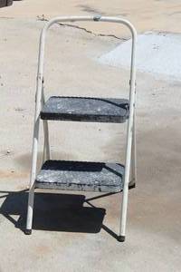 lot 272 image: COSCO STEP STOOL