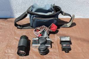 lot 275 image: VINTAGE MINOLTA CAMERA WITH LENES, FLASH  AND CARRY BAG