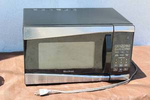 lot 277 image: WESTBEND MICROWAVE OVEN EM925AJW-P1