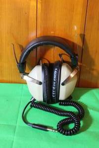 lot 19 image: VINTAGE REALISTIC NOVA PRO 80HM STEREO HEADPHONES