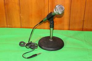 lot 22 image: VINTAGE REALISTIC OMNIDIRECTIONAL 600 OHMS MICROPHONE  WITH STAND MODEL 33-985C