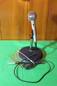 lot 23 image: VINTAGE REALISTIC OMNIDIRECTIONAL 600 OHMS MICROPHONE  WITH STAND MODEL 33-985C