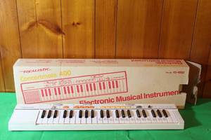 lot 25 image: VINTAGE REALISTIC CONCERTMATE 400 ELECTRONIC MUSICAL INSTRUMENT 44-KEY POLYPHONIC KEYNBOARD 42-4002