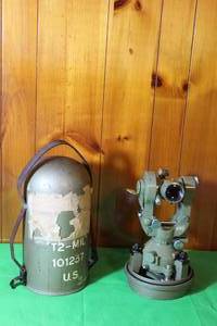 lot 36 image: VINTAGE WILD HEERBRUGG SWITZERLAND T2-101237 THEODOLITE WITH BULLET CASE