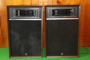 lot 42 image: VINTAGE SET OF REALISTIC 19-11008  AIR SUSPENSION AUDIO SYSTEM SPEAKERS IN WOOD CABINET , 22H X 15L