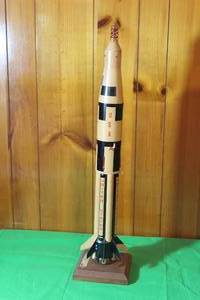 lot 45 image: NASA REDSTONE SPACE CRAFT LAUNCH CARRIER VEHICLE SCALE ROCKET MODEL ON STAND 27H