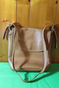 lot 57 image: VINTAGE LEATHER COACH FLETCHER TAN SHOULDER BAG, 12L X 13H