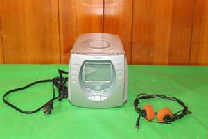 lot 61 image: VINTAGE TIMEX NATURE SOUNDS STEREO CD CLOCK RADIO WITH DIGITAL TUNING T611T