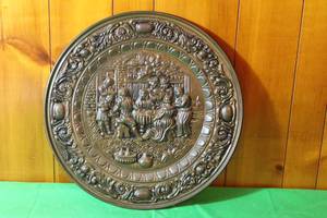 lot 67 image: VINTAGE BRASS EMBOSSED OLD ENGLISH PUB SCENE WALL PLAQUE , 17 DIAMETER