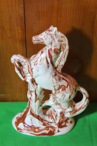 lot 70 image: RARE,VINTAGE 1970S ORIGINALS  BY G GREEN HORSE STATUE WITH OZARK CLAY BRANSON ,MO, 10H