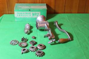 lot 73 image: VINTAGE UNIVERSAL FOOD & MEAT CHOPPER No.2 WITH ACCESSORIES IN ORIGINAL BOX
