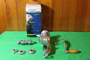 lot 74 image: VINTAGE UNIVERSAL FOOD & MEAT CHOPPER No.2 WITH ACCESSORIES IN ORIGINAL BOX
