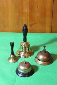 lot 79 image: TOTAL OF 4 VINTAGE BRASS HOTELLOBBYSCHOOL  BELLS