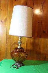 lot 97 image: VINTAGE MID CENTURY MODERN  AMBER  GLASS ORNATE METAL BASE TABLE LAMP WITH SHADE,39H