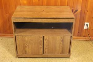 lot 106 image: VINTAGE WOOD MULTI PURPOSE TV VCR STAND WITH SWIVEL TOP LOWER STORAGE ON CASTER WHEELS ,25H X 30L