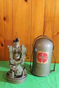 lot 111 image: VINTAGE WILD HEERBRUGG SWITZERLAND T2-101237 THEODOLITE WITH BULLET CASE