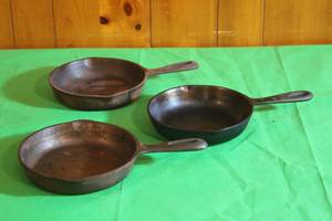 lot 113 image: TOTAL OF 3 VINTAGE CAST IRON SKILLETS , 6 12