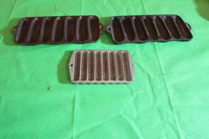 lot 114 image: TOTAL OF 3 VINTAGE CAST IRON WAGNER CORN BREAD KANTER CORN STICK PANS