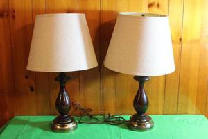 lot 95 image: TOTAL OF 2 VINTAGE WOODBRASS BASE TABLE LAMPS WITH SHADES  , 25H