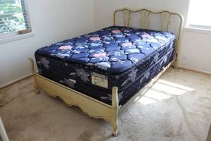 lot 119 image: VINTAGE FULL SIZE WHITE BASSETT FURNITURE INDUSTRIES HEADBOARD, FOOTBOARD,RAILS  FREE MATTRESS
