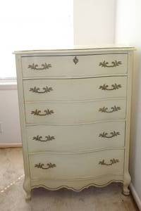 lot 121 image: VINTAGE WHITE  BASSETTE FURNITURE INDUSTRIES 4-DRAWER CHEST   MATCH # 119 & 120