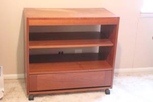 lot 124 image: VINTAGE WOOD  3-TIER MULTI PURPOSE  ONE DRAWER MEDIA STAND ON CASTER WHEELS