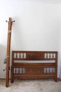 lot 125 image: VINTAGE HAND CARVED WOODEN BALUSTERS  FULL SIZE HEADBOARD, FOOTBOARD , SIDE RAILS